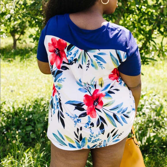 Pocket Full of Posies V-Neck Top - Picture 4 of 10